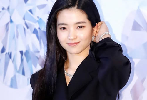 Kim Tae-ri (born April 24, 1990) is a South Korean actress. She is best known for starring in the films The Handmaiden (2016), Little Forest (2018), Space Sweepers (2020). Kim gained further recognition for her leading role in Twenty-Five Twenty-One (2022).