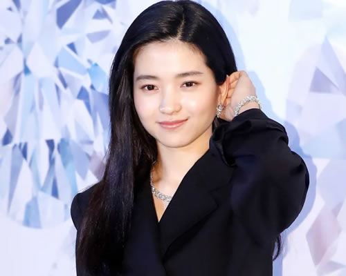 Kim Tae-ri (born April 24, 1990) is a South Korean actress. She is best known for starring in the films The Handmaiden (2016), Little Forest (2018), Space Sweepers (2020). Kim gained further recognition for her leading role in Twenty-Five Twenty-One (2022).