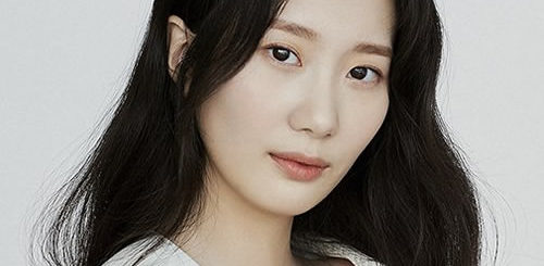 Cha Seo-Eun (born October 23, 1998) is a South Korean actress. She made her acting debut in drama Queen in November 2020 and appeared in a film Good deal 2021.