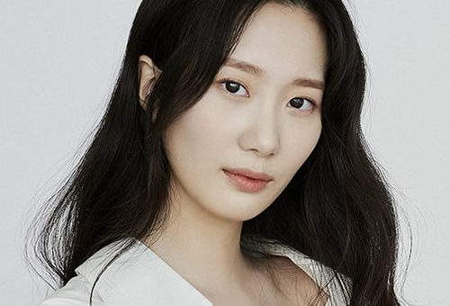Cha Seo-Eun (born October 23, 1998) is a South Korean actress. She made her acting debut in drama Queen in November 2020 and appeared in a film Good deal 2021.