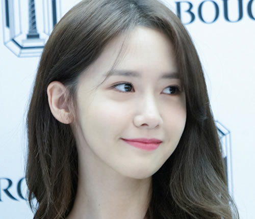 Im Yoon-ah (born May 30, 1990), Professionally known as Yoona, a South Korean singer and actress. She debuted as a member of girl group Girls' Generation (and later its subgroup Girls' Generation-Oh!GG) in August 2007. Yoona made her breakthrough after her starring in television series You Are My Destiny (2008).