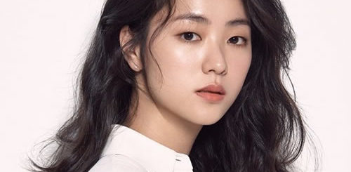 Jeon Yeo-been (born July 26, 1989) is a South Korean actress. She gained her popularity in 2018 after starring in film After My Death (2018). She has also appeared in The Treacherous (2015), Vincenzo (2021) and Night in Paradise (2021).