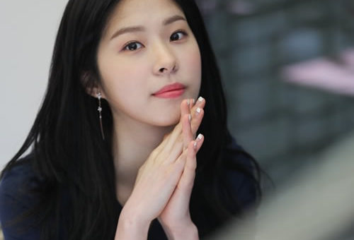 Lee Jeong-min (born March 2, 1994) professionally known as Seo Eun-soo is a South Korean actress and model. She gained her fame after starring in a drama Duel in 2017, My Golden Life (2017-2018) and Legal High (2019).