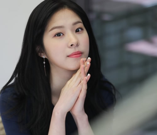Lee Jeong-min (born March 2, 1994) professionally known as Seo Eun-soo is a South Korean actress and model. She gained her fame after starring in a drama Duel in 2017, My Golden Life (2017-2018) and Legal High (2019).