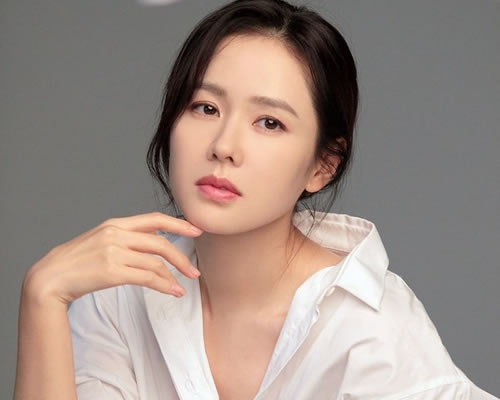 Son Ye-jin (January 11, 1982) is a South Korean actress. She made her debut after summer Scent (2003) and Classic (2003), and April Snow (2005). Son gained popularity with her roles in Something in the Rain (2018), Crash Landing on You (2019–2020) and Thirty-Nine (2022). Son has also starred in films including My Wife Got Married (2008), The Pirates (2014), The Last Princess (2016) and The Negotiation (2018).
