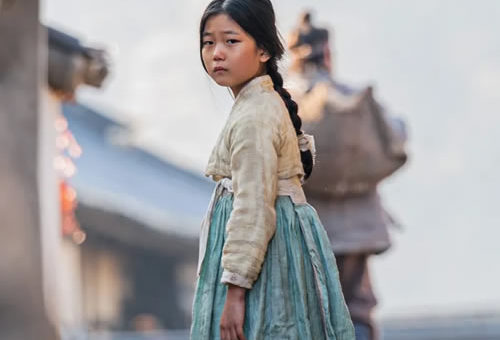 Yu-Na (born July 18, 2011) is a South Korean child actress. She is also known as Jeon Yu-Na. She rose to fame after her role in a American drama television serie "PACHINKO" (2022) and Green Mothers' Club (2022).