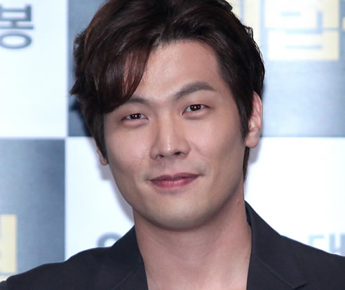 Choi Daniel ( born February 22, 1986) is a South Korean actor, model and DJ. He gained popularity after starring in dramas like High Kick Through the Roof (2009), School 2013 (2013), Jugglers (2017) and The Ghost Detective (2018). His films like Cyrano Agency and The Beast. Choi is also a DJ on KBS 2FM since 2013.