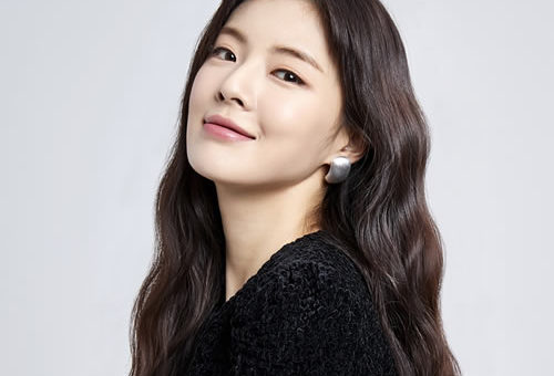 Lee Jin-kyung (born January 7, 1994), professionally known as Lee Sun-bin, is a South Korean actress and singer. She is a former member of South Korean girl group JQT. Lee is popular for her roles in Squad 38 (2016), Criminal Minds (2017), and Missing 9 (2017).